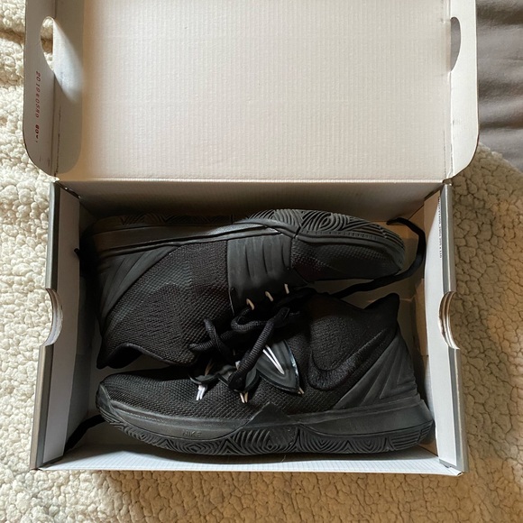 All black Nike Kylie 5 (GS) - Picture 2 of 7